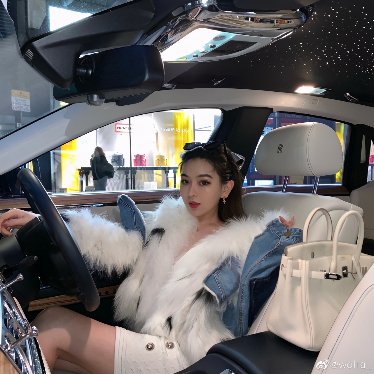 某网红自曝被明星约出去玩,某网红自曝被男明星约出去玩