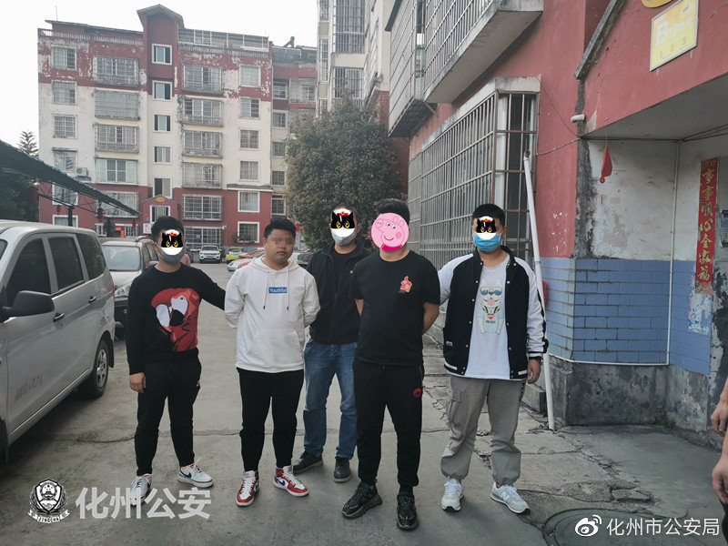 戴口罩的女员工被抓走,卖科技产品的口罩女