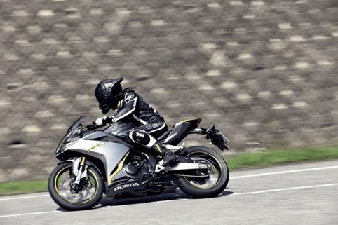 本田cbr250rr试驾,本田cbr650r车主骑行