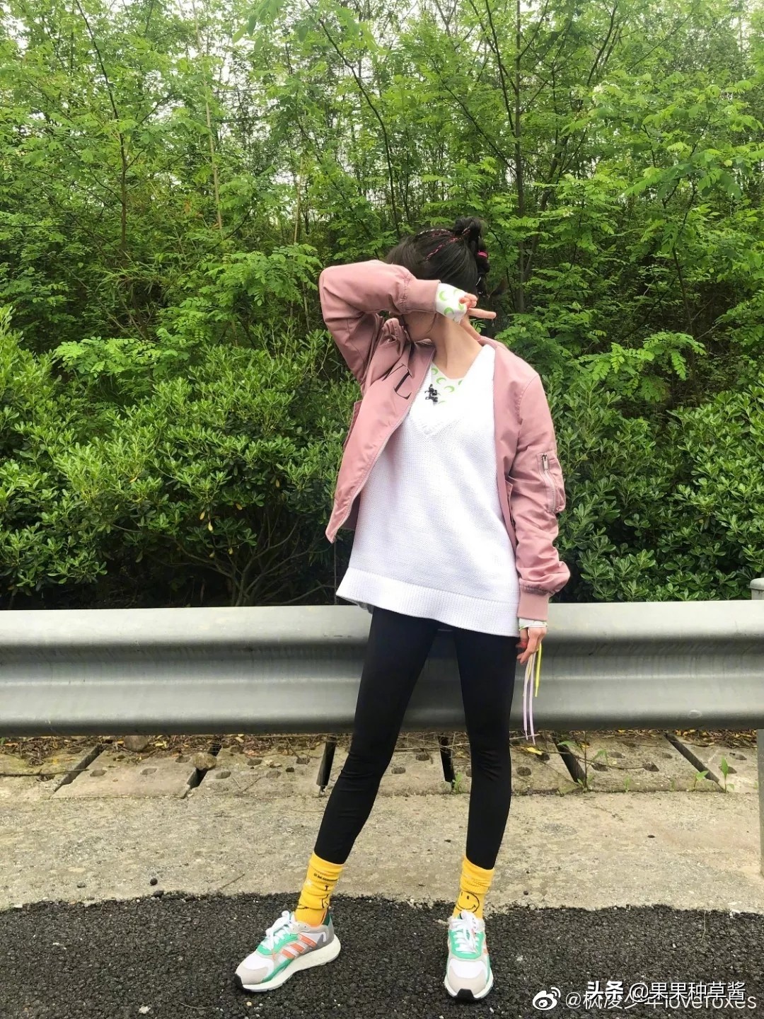 杨幂黑色字母袜王牌对王牌,杨幂格子衫高筒靴秀逆天长腿