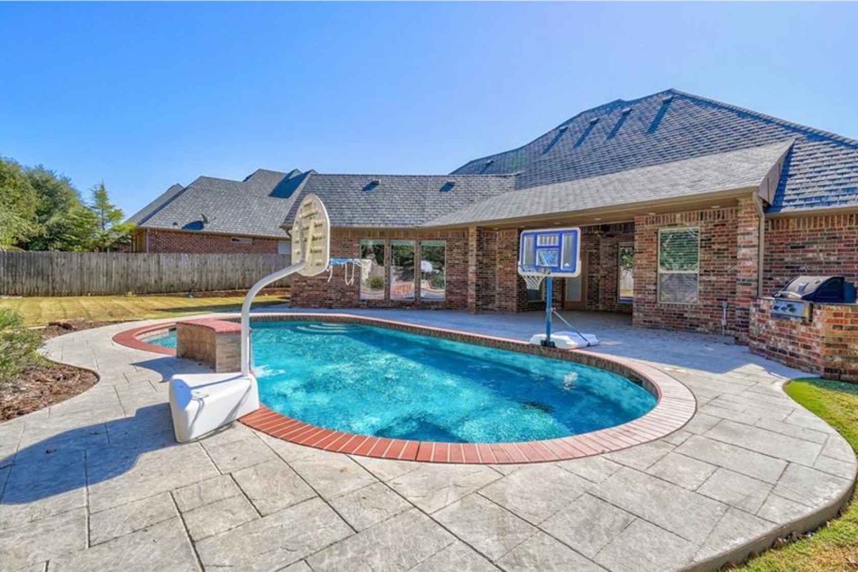 又抄底？众球星在卖房，詹皇却买第3座豪宅，难怪17年能赚21.9亿