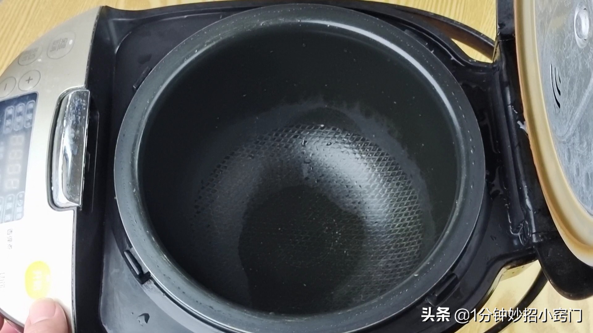 电饭锅内胆发黑怎么清理,电饭锅里面污垢妙招
