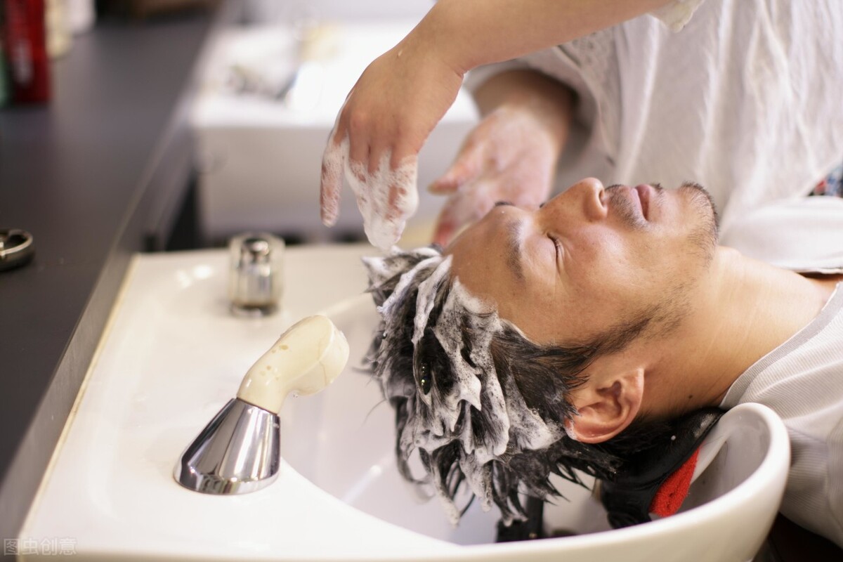 小伙开理发店挣钱,小伙子开理发店亏十几万