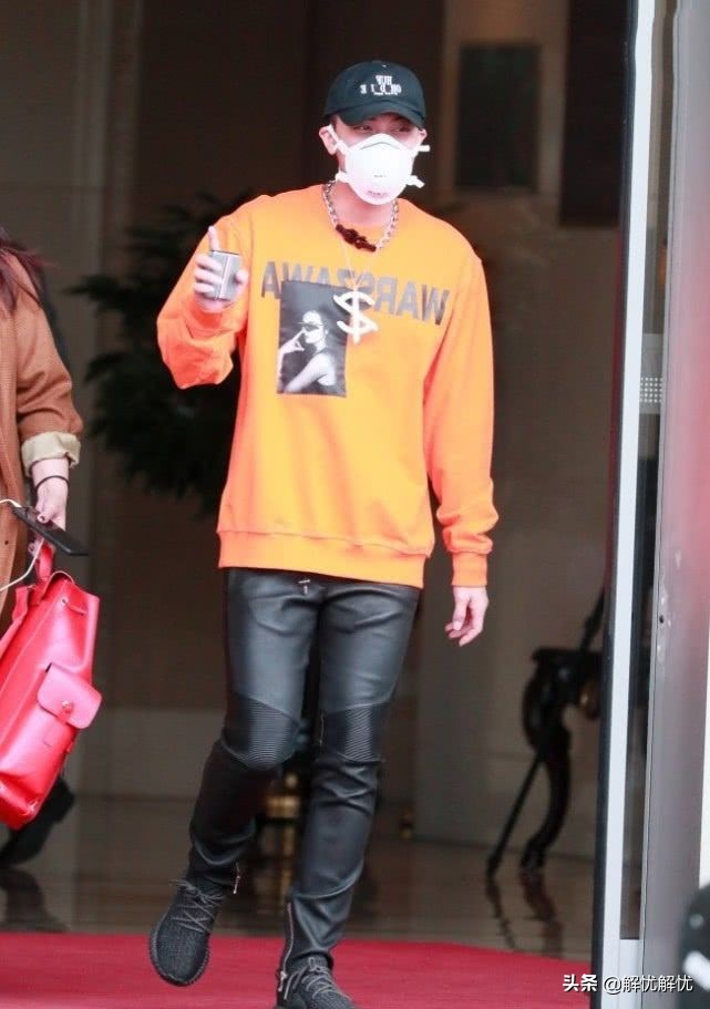 黄子韬穿黑色裤子,黄子韬穿黑裤子