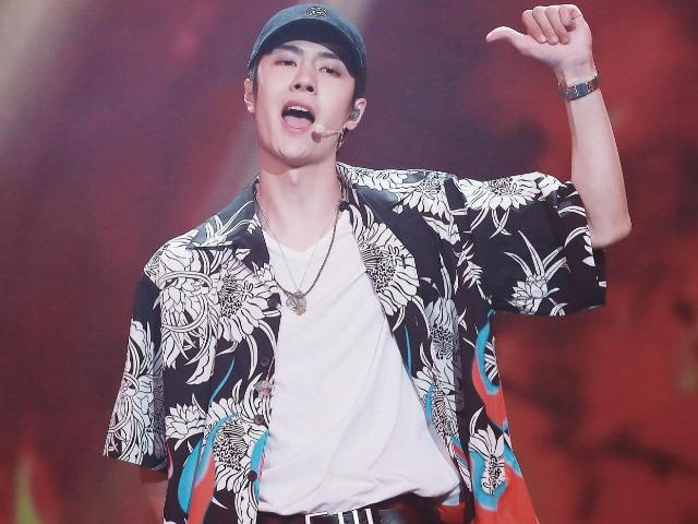 周杰伦和易烊千玺的同台演唱,唱歌忘词机智补救