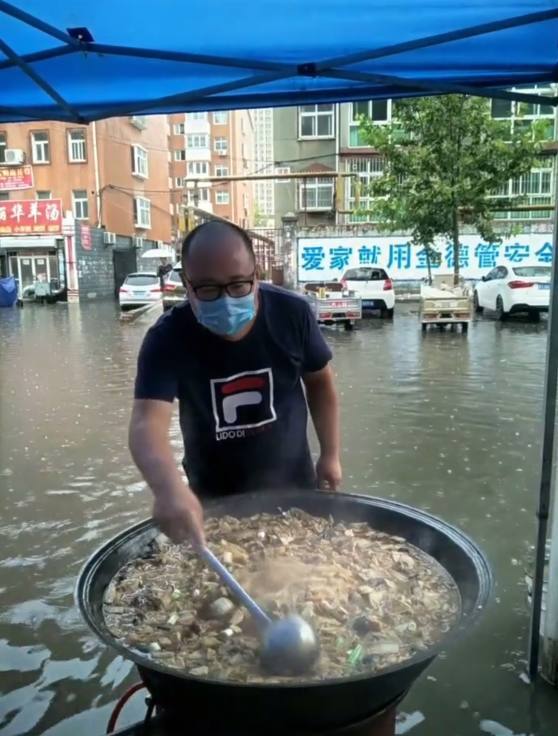 小伙在街头卖大锅菜，一碗5块，生意火爆，小伙称一年赚一套房！