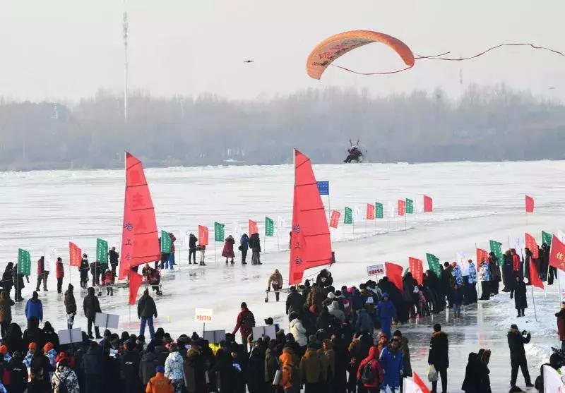 冰上龙舟点燃冬日激情：全国各地赛事蓬勃开展