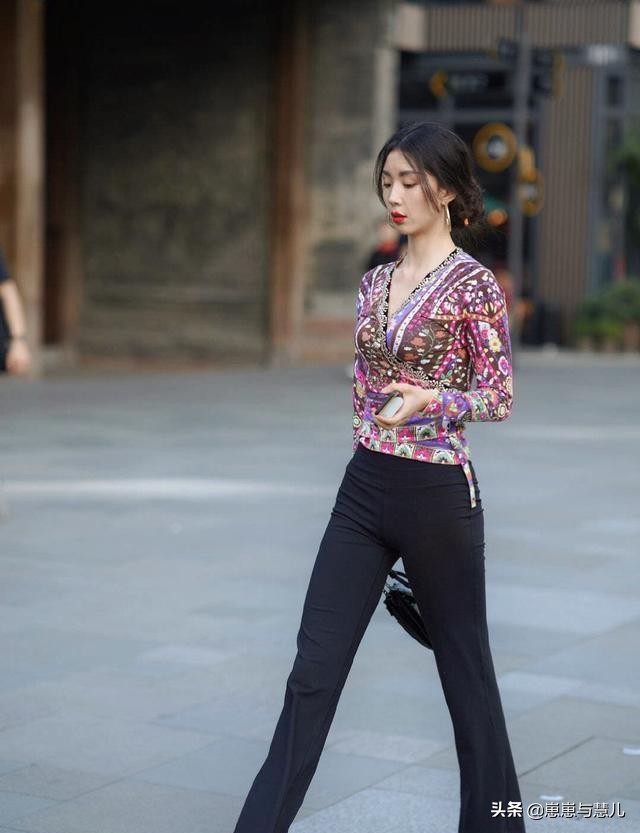 精致的瑜伽裤装扮彰显女神风范,时髦大方的瑜伽穿搭展现