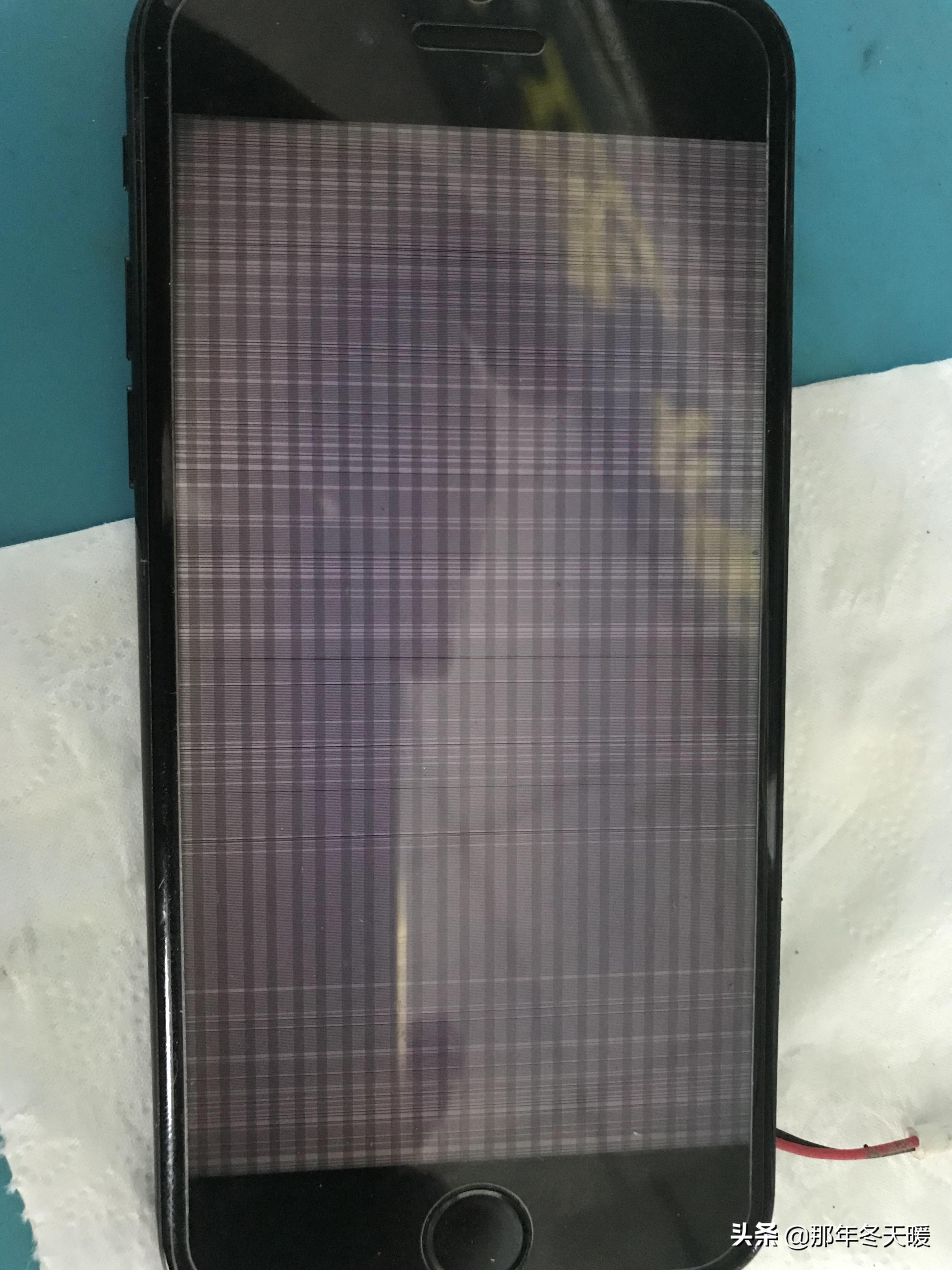 苹果7代进水导致花屏维修一例