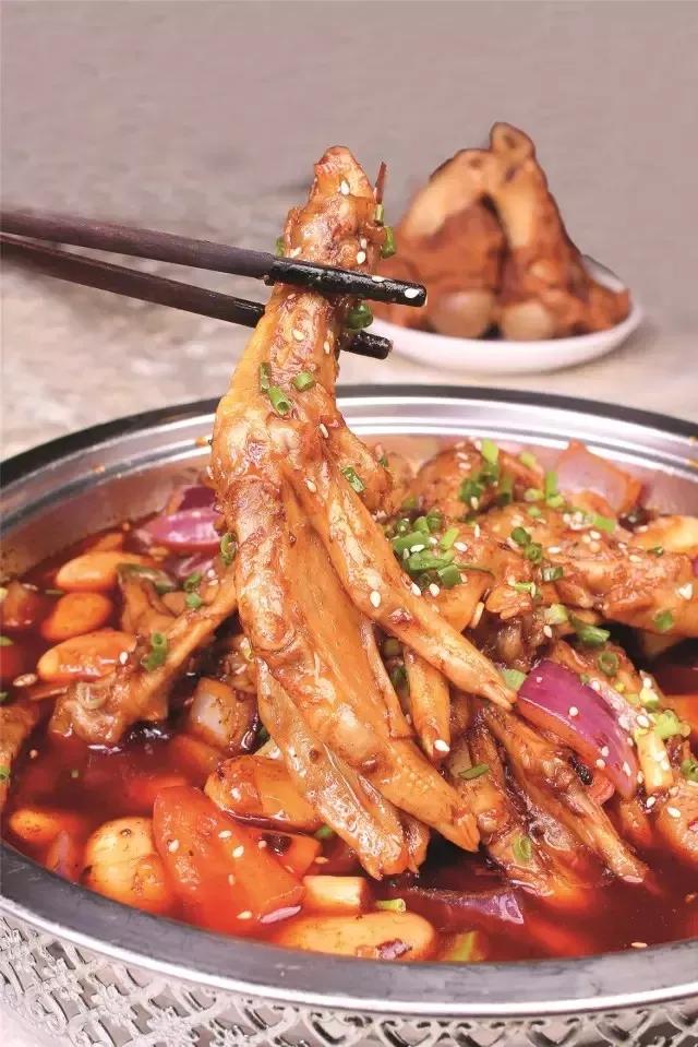 招牌风味鸭掌,正宗的川味香糯鸭掌干锅