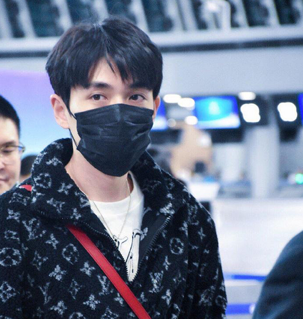 朱一龙时装男装图,在武汉穿西服的明星朱一龙