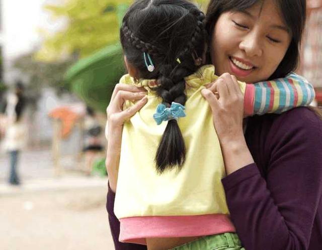 孩子喜欢“摸奶睡”，妈妈不忍拒绝会留隐患，身体界限要从小教