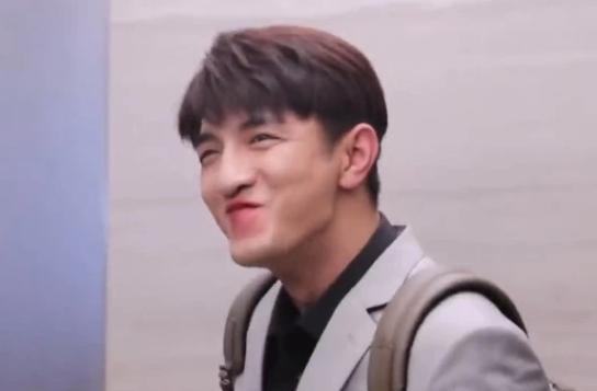 有种嘴唇叫戚薇的“口红唇”，当看清金瀚嘴唇：笑出猪叫