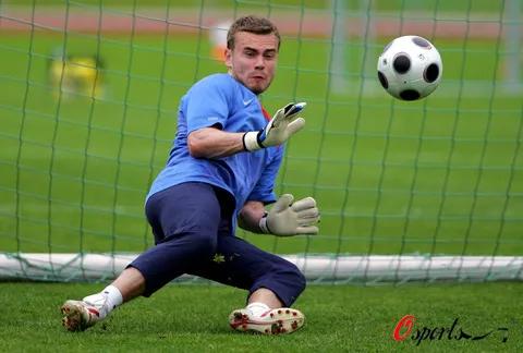 武磊压哨绝杀国足获12强赛首胜,武磊读秒进球