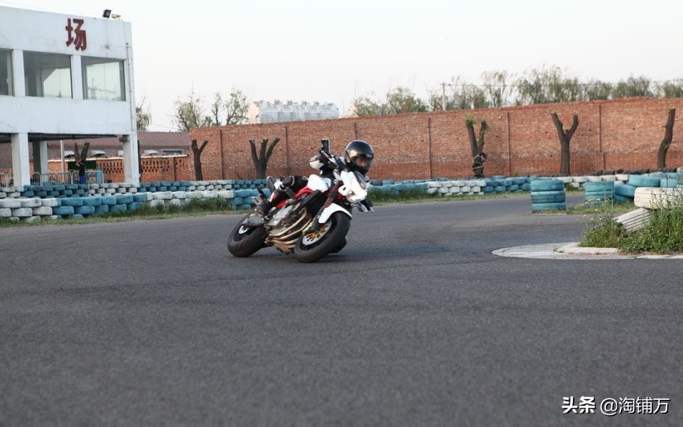 最廉价的四缸街车贝纳利黄龙600边吐槽边享受！香