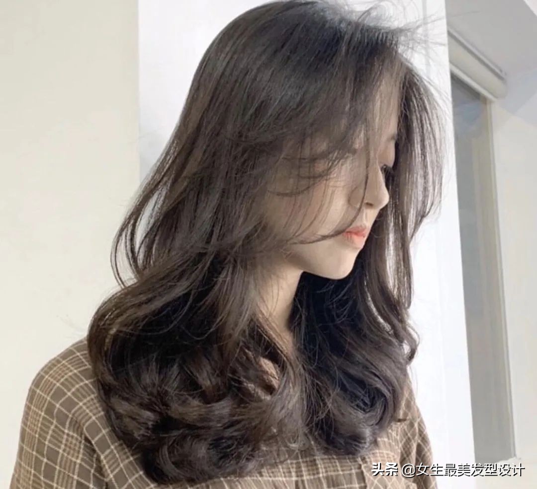 中长卷发扎温柔减龄披肩发,中长发成熟卷发教程