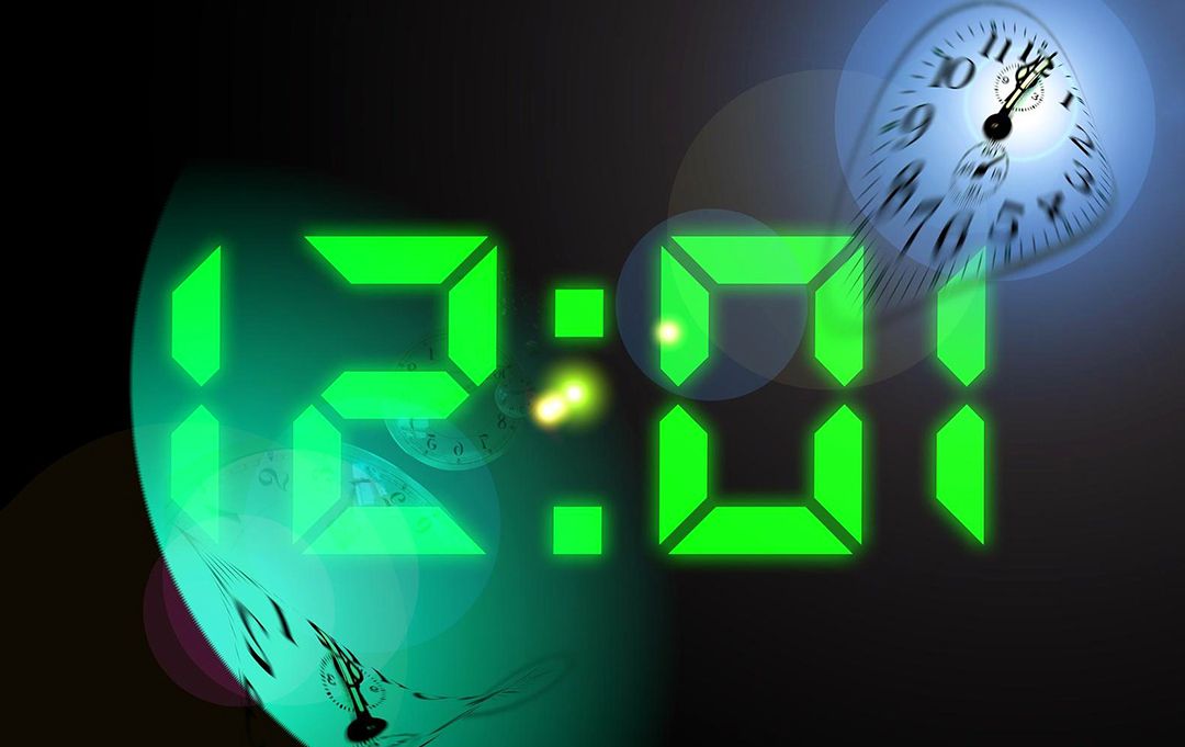 速度超过光速就会看到过去的情形,光速不变那超光速是怎么回事