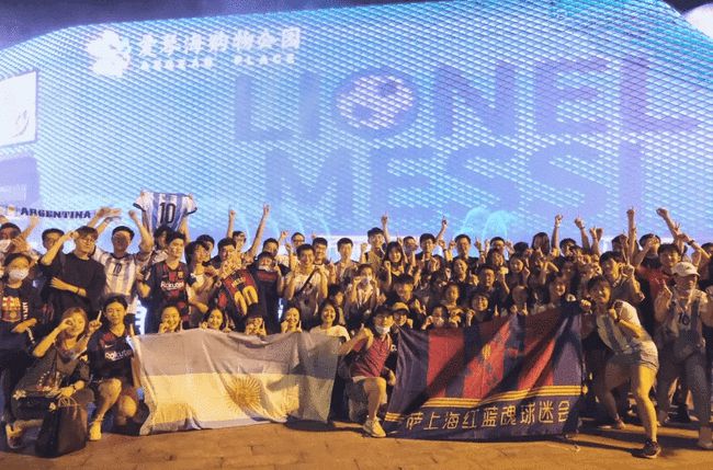 天津天塔灯光秀祝福梅西,天津天塔点亮祝贺梅西