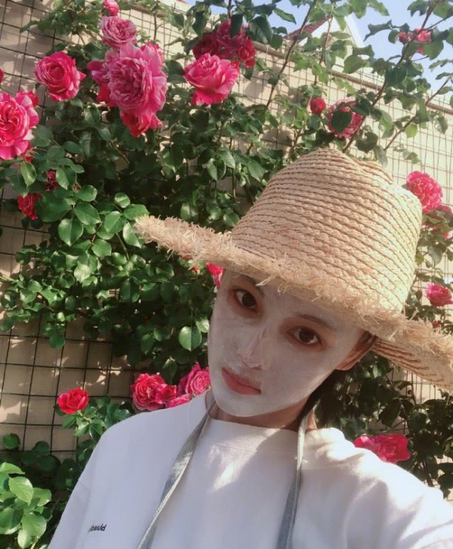 张馨予敷面膜徒手摘花，不惧被吐槽作秀，分享生活感悟满满正能量