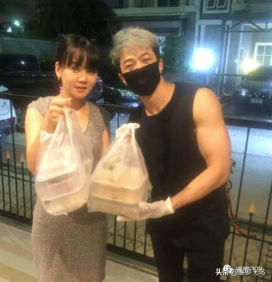 疫情期泰国餐馆帅哥送外卖，拍半裸宣传照用美色救生意