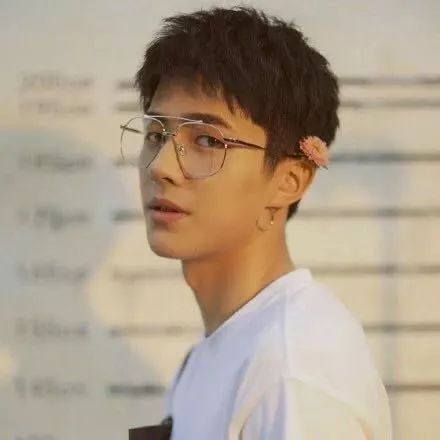 头发很硬两侧总是翘起怎么剪,头发很硬两侧总是翘起