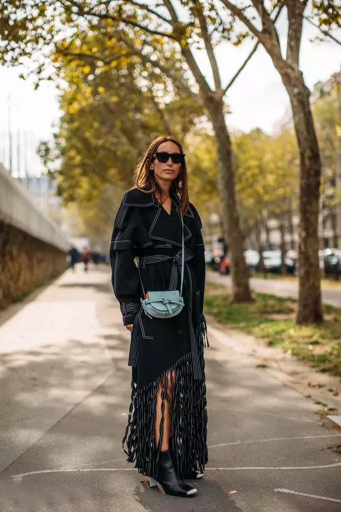 购买新款女性包包,女子买新包