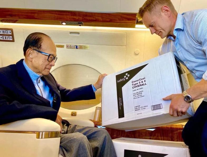 李嘉诚亲自乘私人飞机出国买口罩，购得84箱第一时间捐出