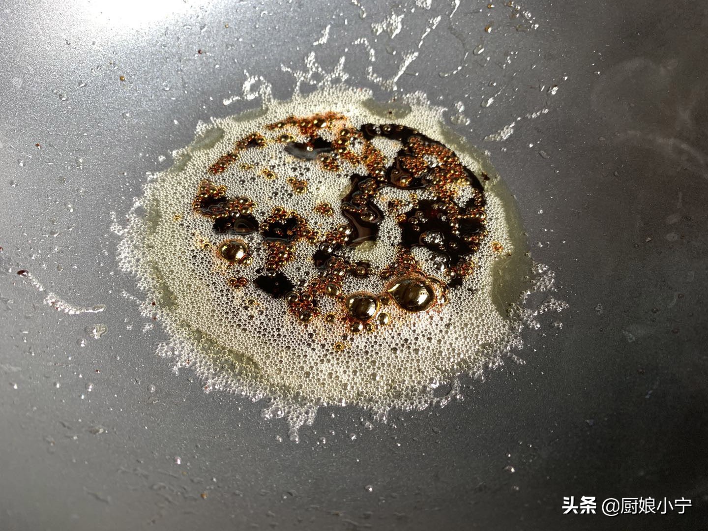 红烧猪蹄怎么才能让颜色变鲜亮,红烧猪蹄不放八角可以吗