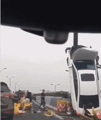 全网刷屏的这辆小白车，原来是这样“开上天”的……