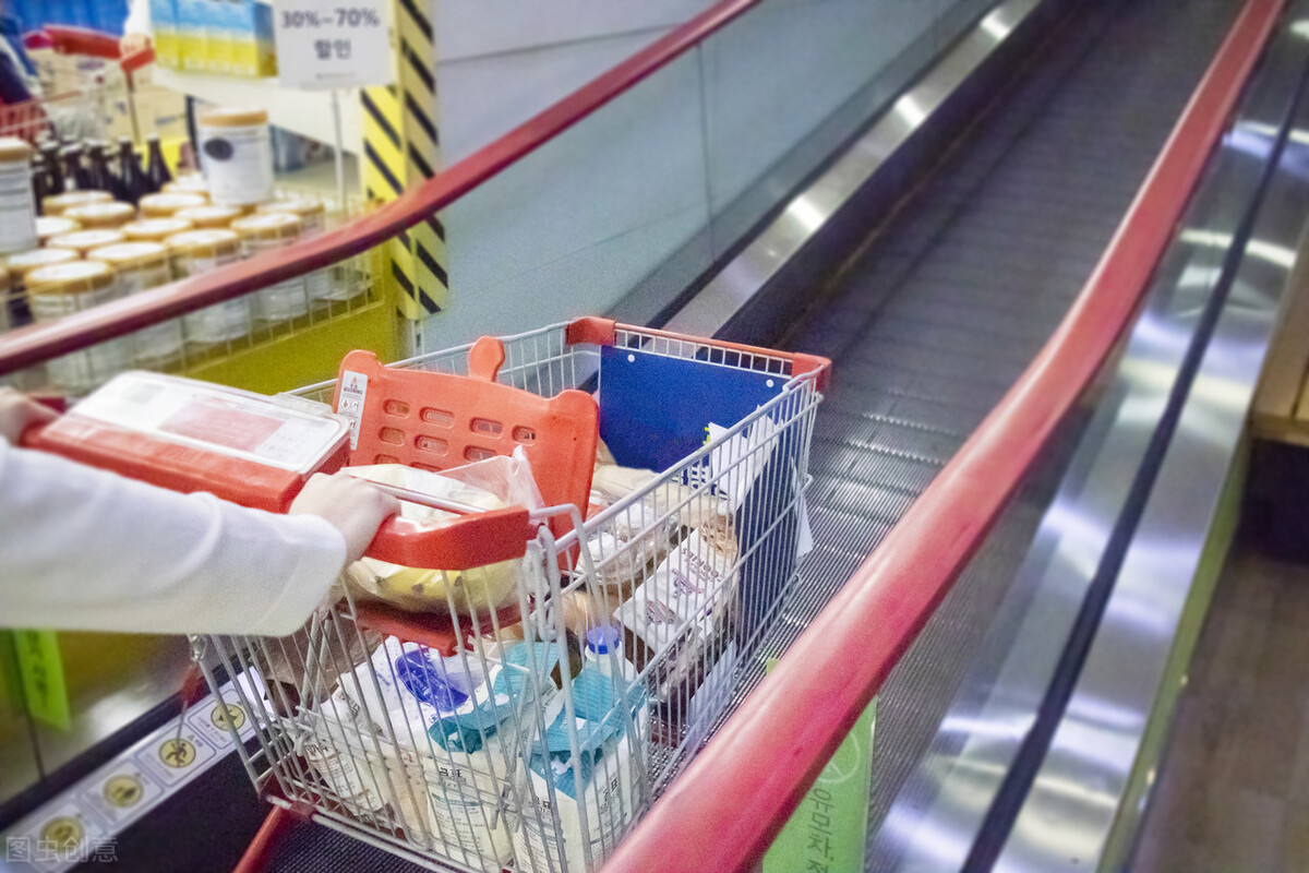 二楼楼梯用英语怎么说,商场里边的扶手电梯英语