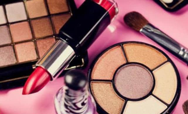 女子误用毒面膜导致荧光脸,化妆品中毒身体有哪些反应