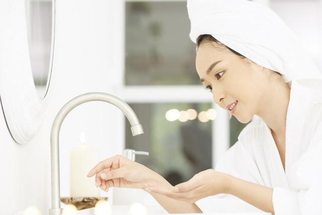 月子里能用热水器洗澡吗,月子里月嫂帮宝宝洗澡