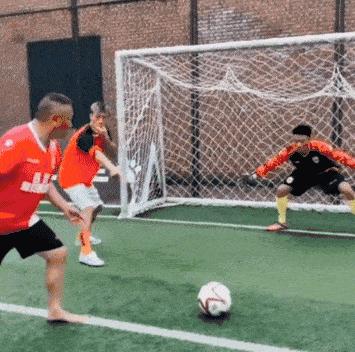 足球搞笑gif动图,足球场上的搞笑进球视频