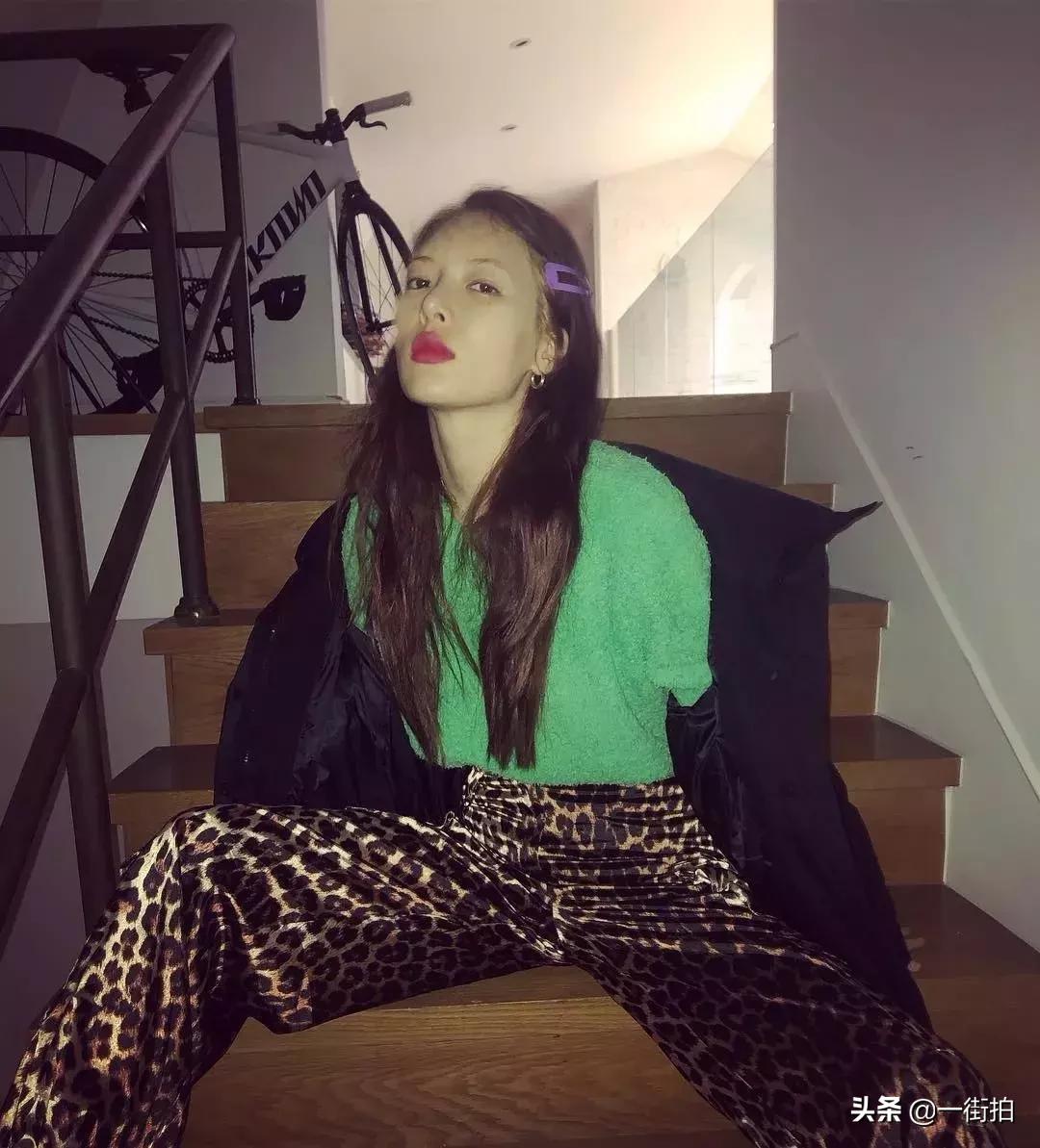 泫雅穿着粉色上衣走红,泫雅衣服ins