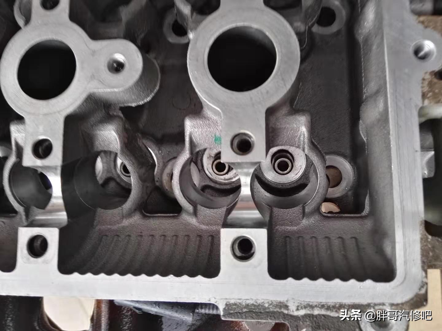 五菱宏光1.2机油少咋回事啊,五菱宏光1.2发动机机油孔在哪里