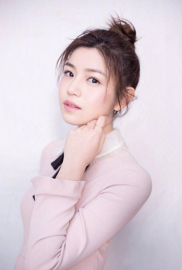 方圆脸女生适合黑长直还是微卷发,适合圆脸女生的自然长直发型