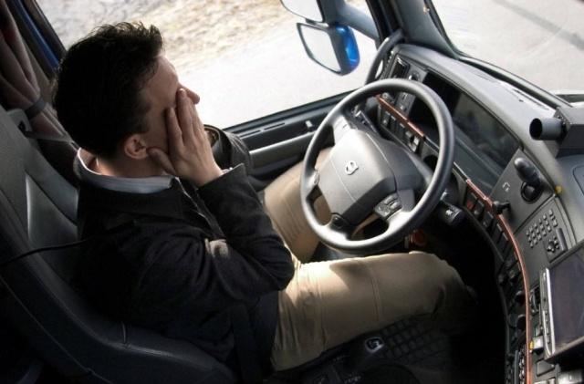 自动挡换挡时刹车要踩到底么,自动挡车换挡时需要刹车踩到底吗