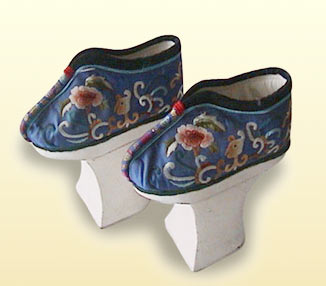 满族马蹄底鞋,晚清穿马蹄底鞋的满族妇女