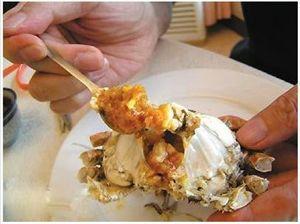 吃螃蟹有技巧，10步图解正确吃蟹方法