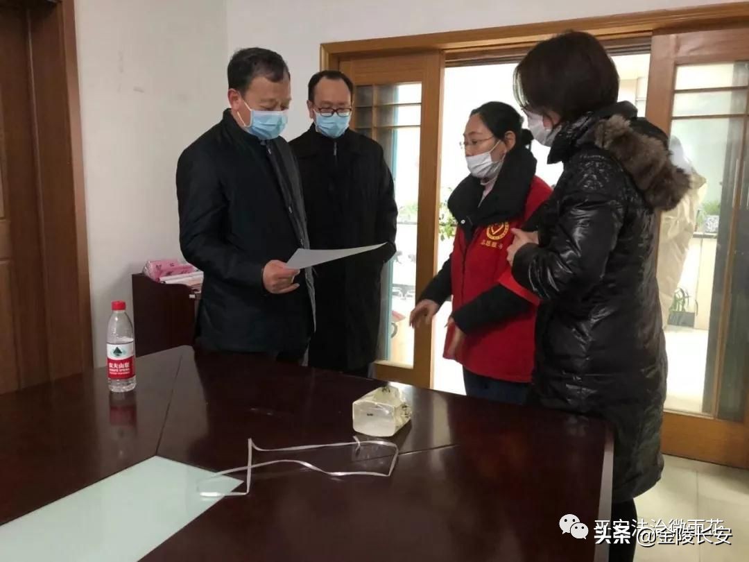 我是一颗小小的石头埋在泥土中,我是一颗小小的石头埋在泥土之中