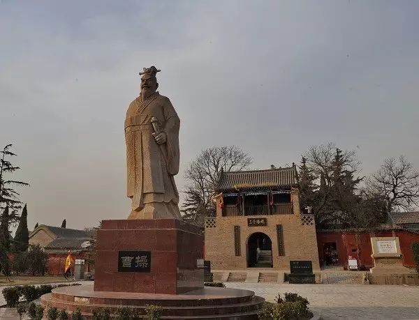 曹操是个怎样的人用四字成语形容,曹操是个怎样的人作文