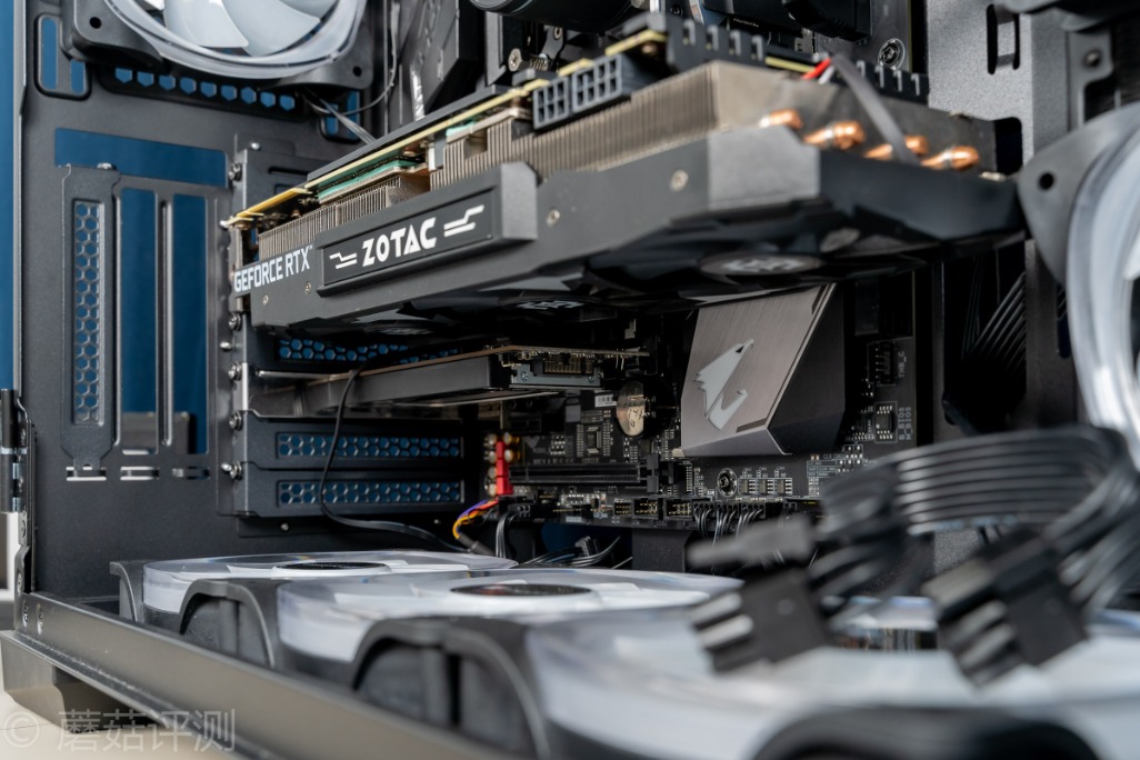 方便插拔，探索更多使用可能、ICYDock硬盘抽取盒PCI转M2评测