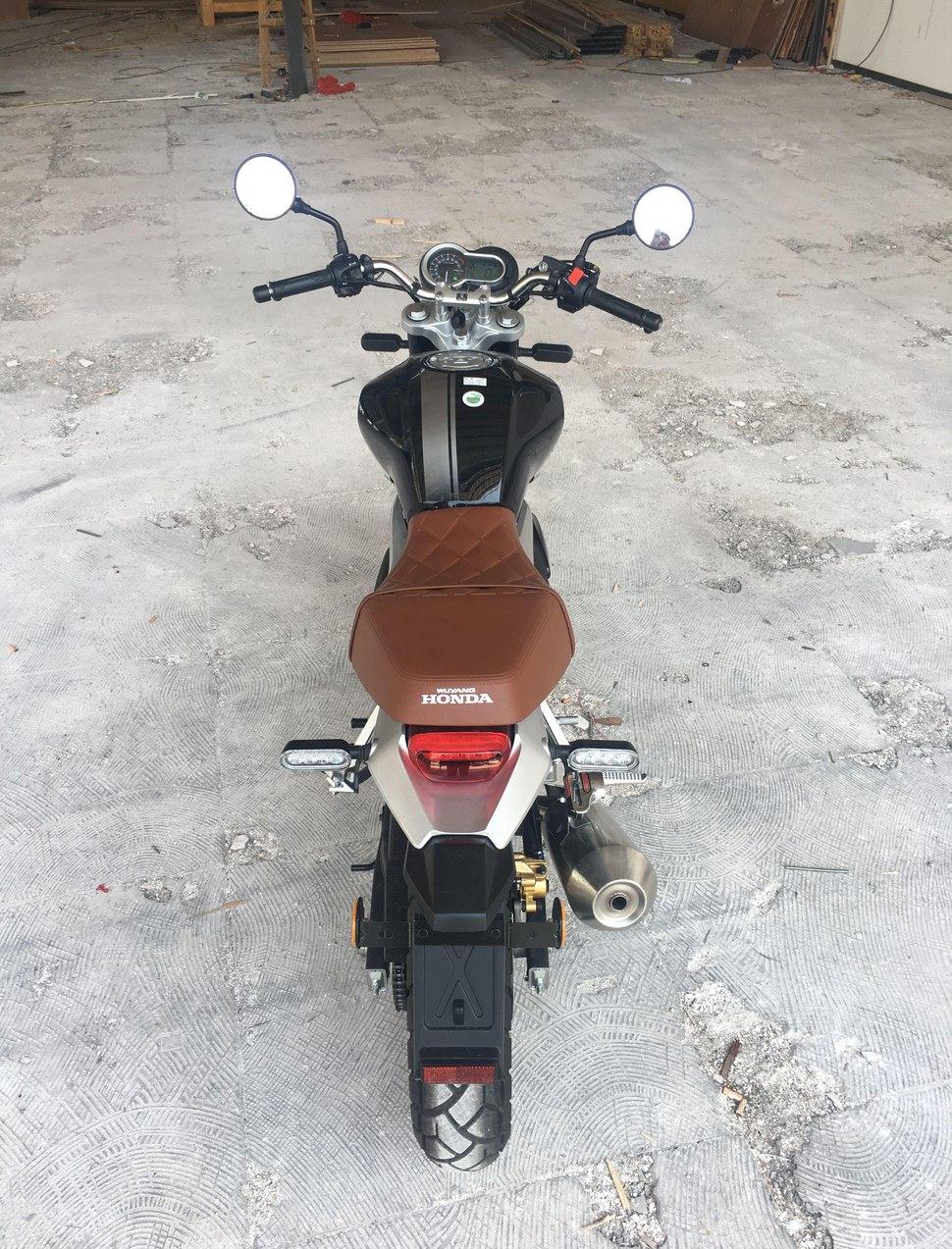 同事买了一辆日系车,同事买的摩托车