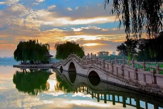 晚上游四方,游四方下联