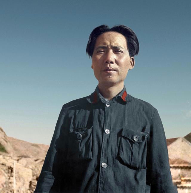 毛主席看到与母亲的合影，激动地用土话问道：咯是从哪里拱出来的