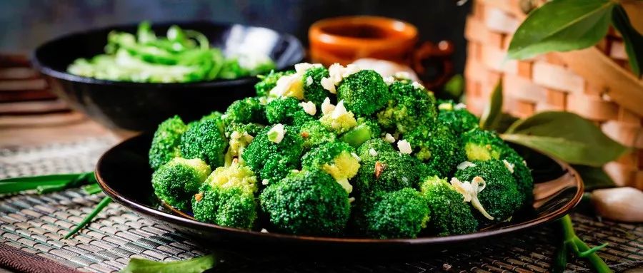 青菜上的虫卵吃了会怎样,一桌食物吃出虫子