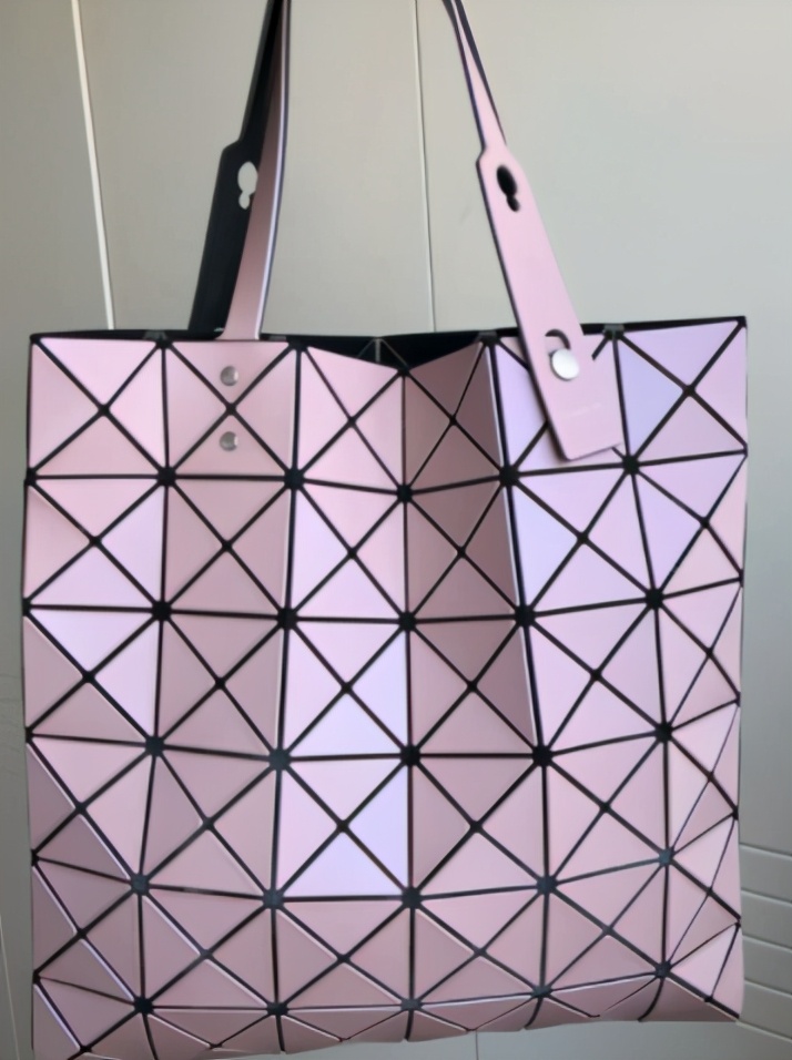 三宅一生包包米白色和奶茶色对比,三宅一生顶级原单包包多少钱