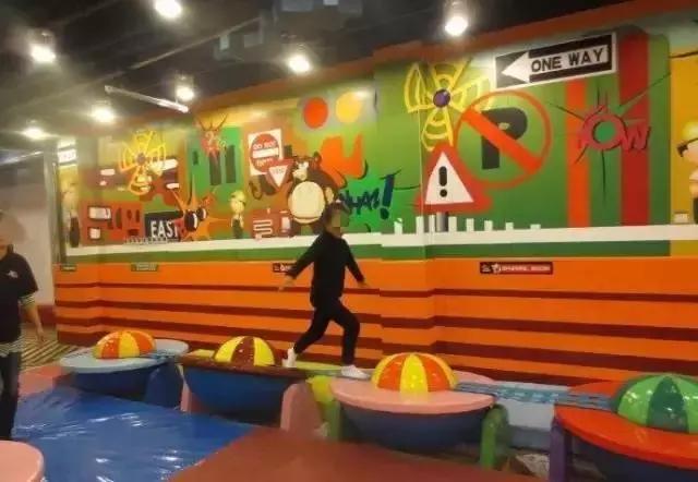 南宁一两岁男童在游乐场摔致骨折！家长索赔，游乐场回复…