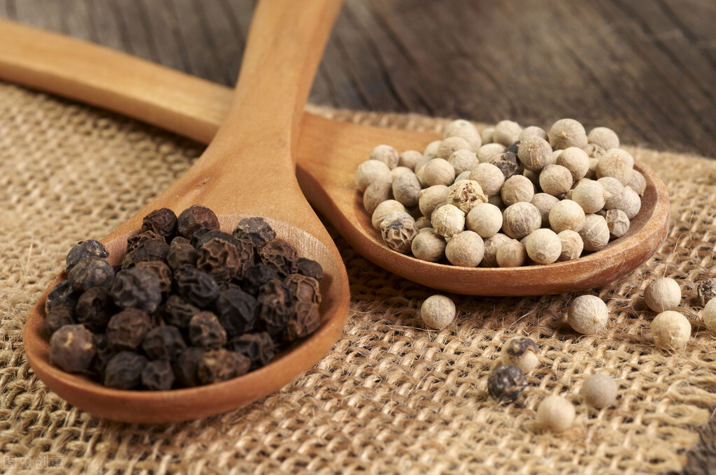黑胡椒和白胡椒的区别哪个更好,黑胡椒和白胡椒的区别怎么用