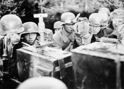 德军最后的救赎：杂牌德军护卫平民到覆灭，元首最后电报：它在哪